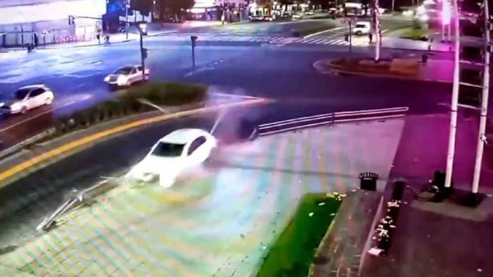 Un automovilista alcoholizado perdió el control de su auto y se subió a la Plazoleta de la República (Imagen captura vídeo).