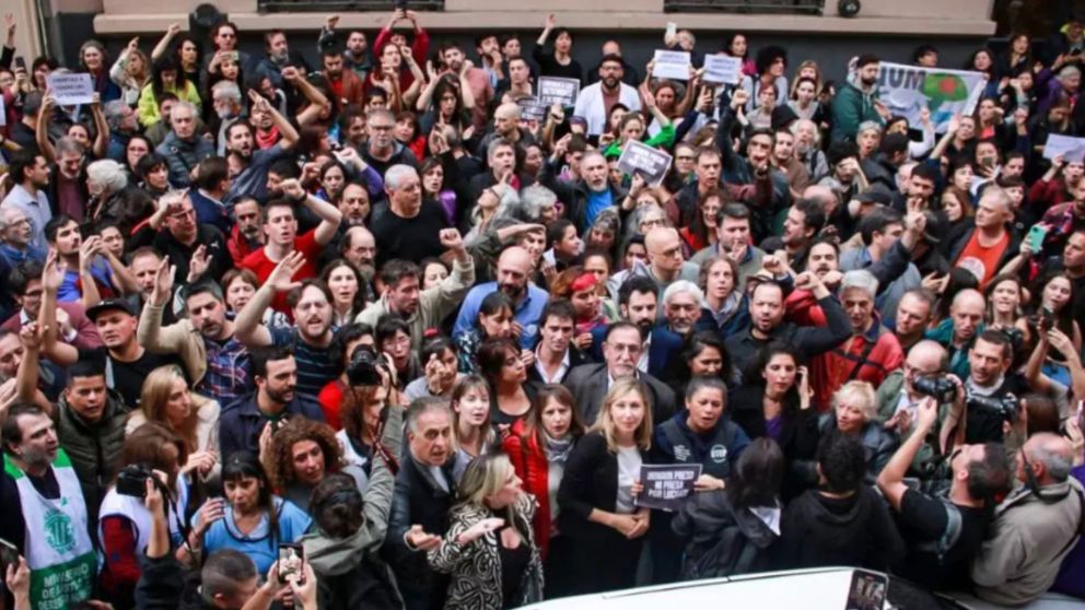 "Libertad a los presos por luchar", el lema de la protesta para exigir la liberación de los detenidos por los incidentes en el Congreso.