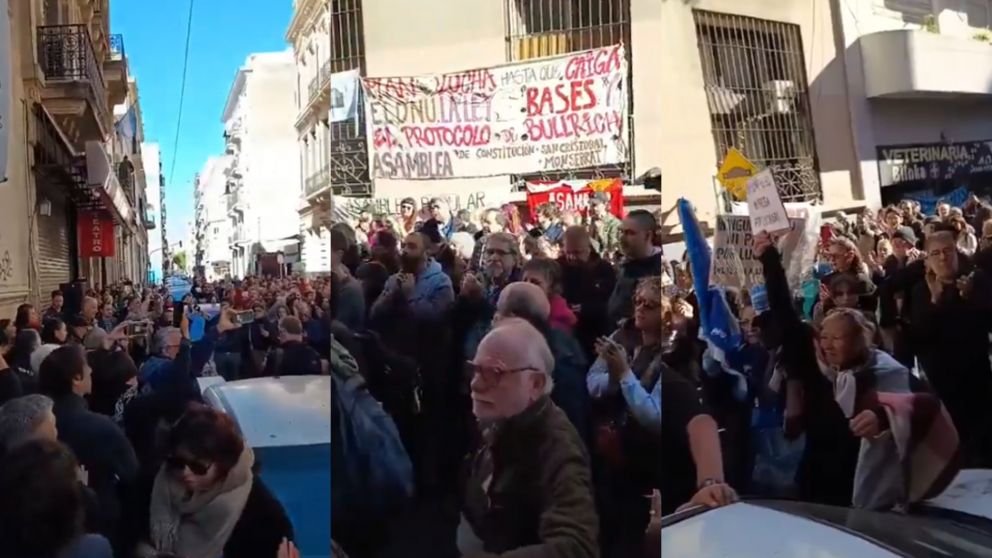 Las protesta frente al edificio del Servicio de Paz y Justicia (SERPAJ).