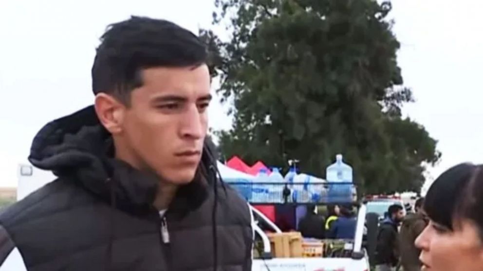 El hermano mayor de Loan se acercó al centro de búsqueda.