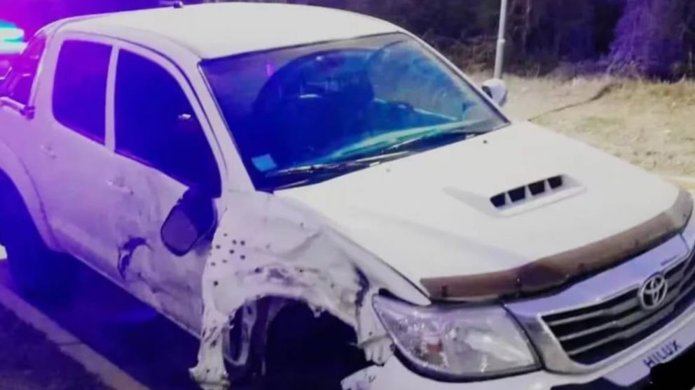 La camioneta contra la que chocó el motociclista (Gentileza Departamental Santa María).