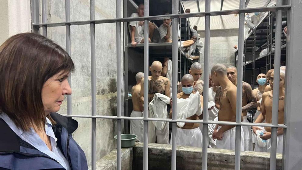 Patricia Bullrich en El Salvador: recorrió el Centro de Confinamiento del Terrorismo y la academia de Seguridad Pública