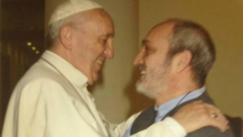 El padre Carlos Saracini, junto al papa Francisco.