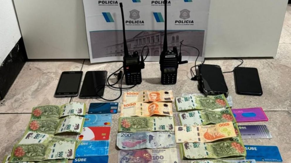 Algunos de los elementos que fueron secuestrados por los efectivos policiales.