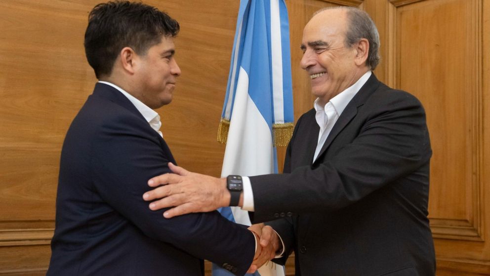 El jefe de Gabinete, Guillermo Francos, con el gobernador de Santa Cruz, Claudio Vidal.