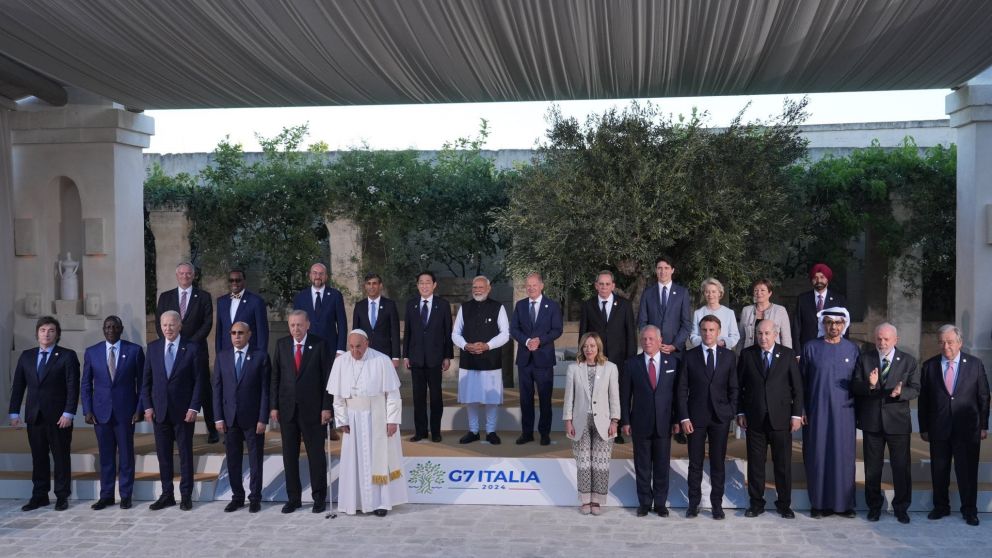 Javier Milei en la foto de familia en la Cumbre del G7 en Italia.