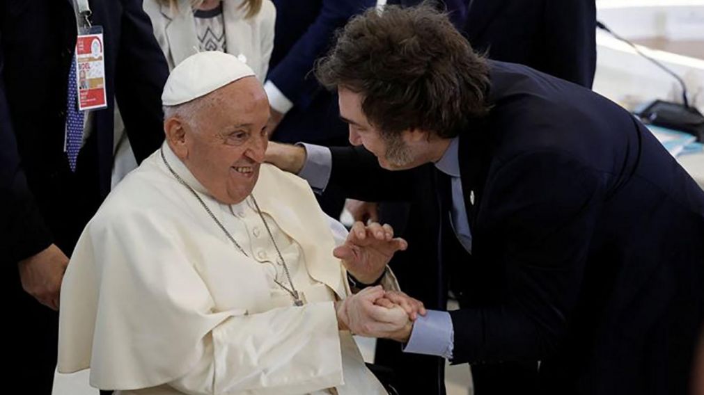Javier Milei y el Papa Francisco se saludaron en la cumbre del G7 en Italia