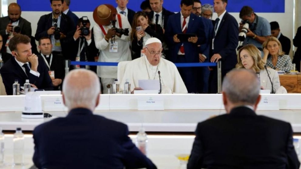El Papa Francisco pidió prohibir las armas letales que son operadas por inteligencia artificial.