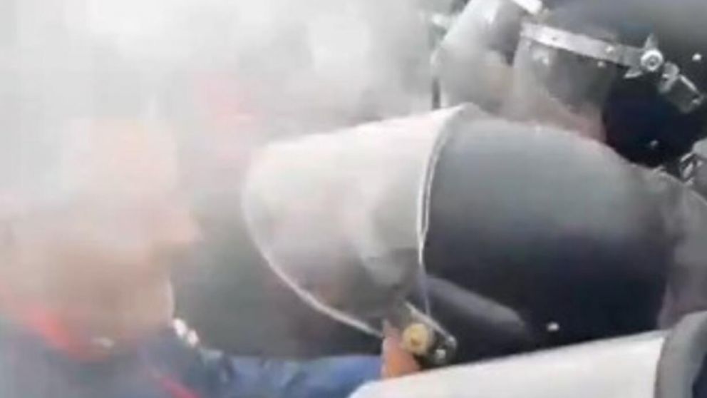 Diputados de la oposición presentarán una denuncia por los violentos incidentes en las inmediaciones del Congreso (Captura de video).