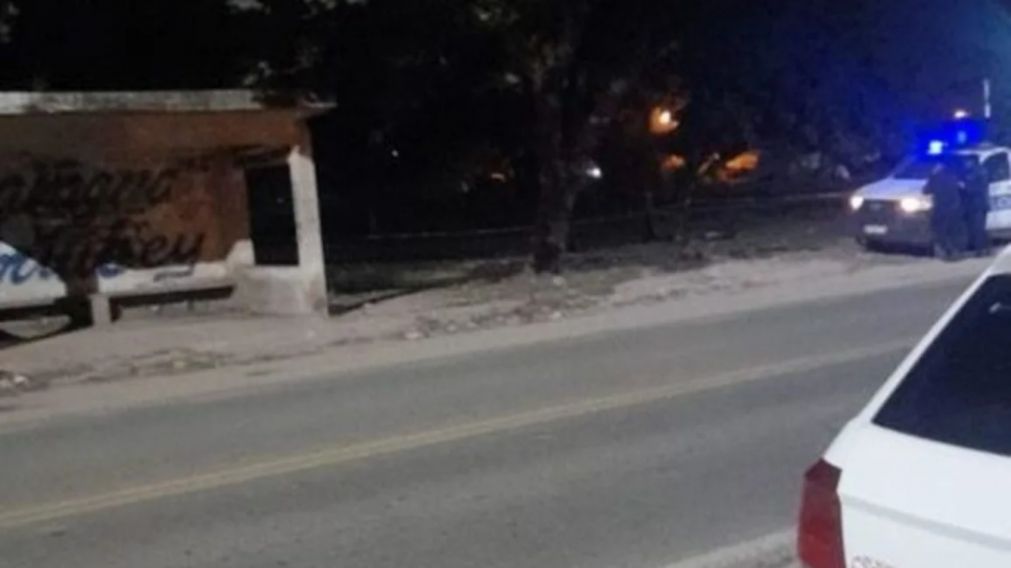 Macabro hallazgo: encontraron un cadáver detrás de una parada de colectivos en Salta (Imagen El Tribuno).