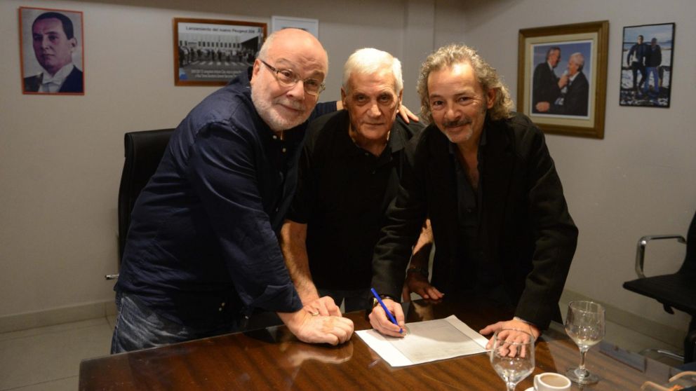 Manuel González Gil, Antonio Caló y Fabián Vena, en la firma del convenio artístico (Crónica/Hernán Nersesian).