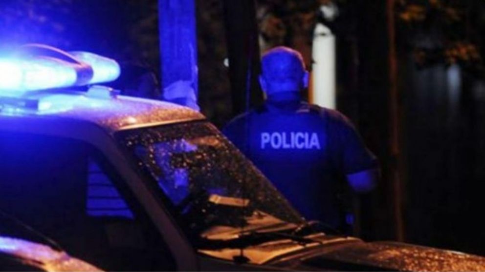 Los efectivos policiales buscan al grupo de malvivientes.