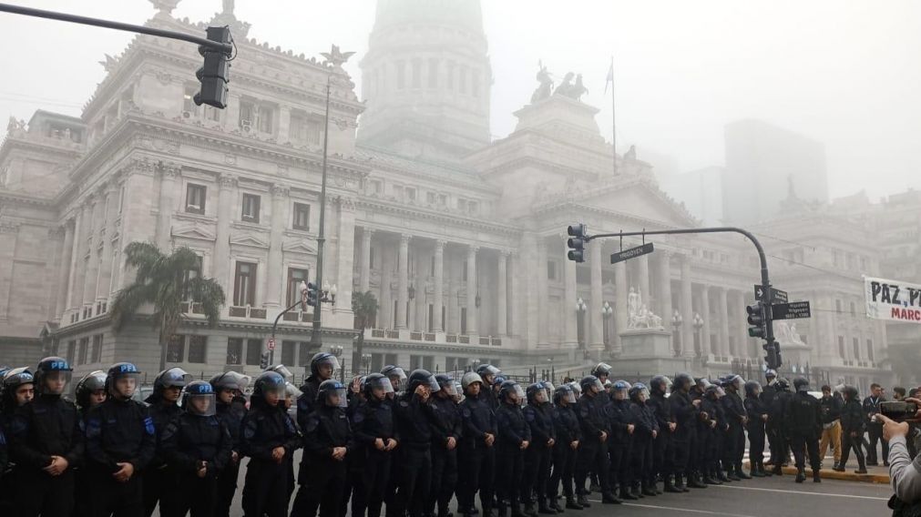 Congreso vallado ante la votación de la Ley Bases.