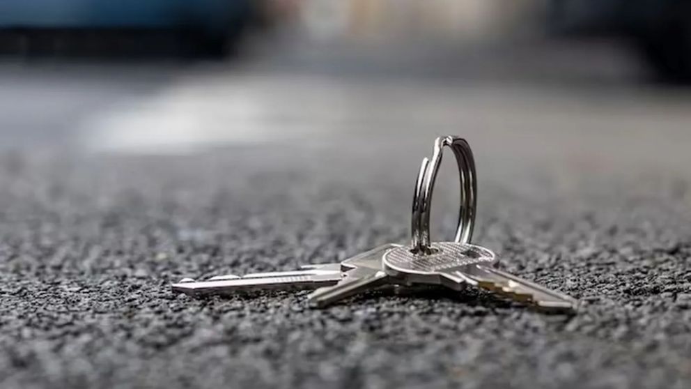 Los delincuentes dejan tirada en la calle un llavero con un número de teléfono para estafar.