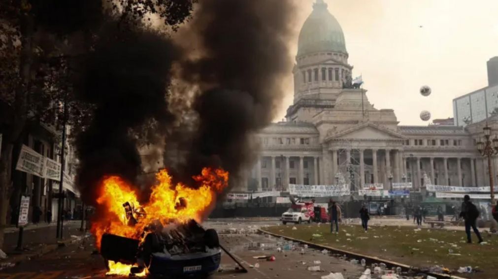 Serios incidentes se registraron en medio del debate por la Ley Bases