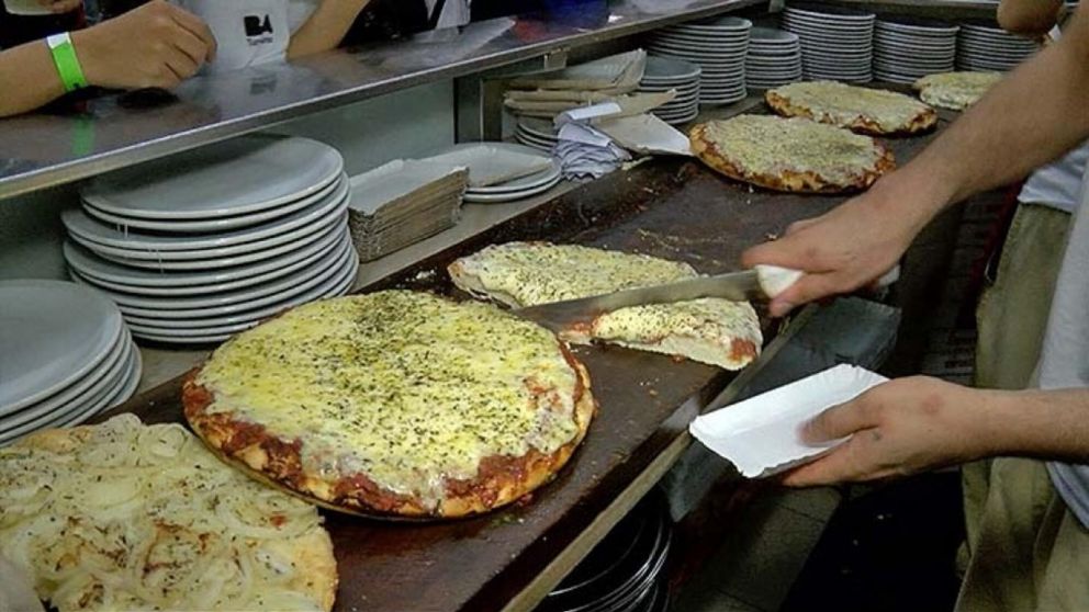 El precio de la pizza de mozzarella aumentó más del 80% (Imagen ilustrativa).