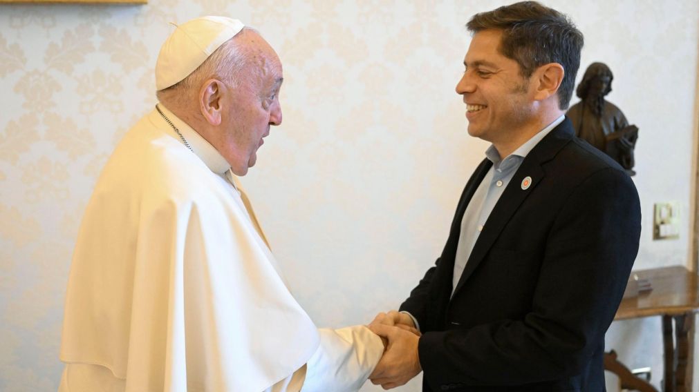 El momento del saludo entre el papa Francisco y Axel Kicillof en el Vaticano.