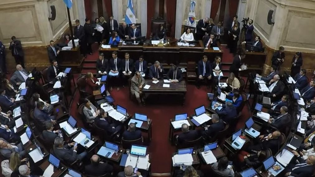 Se aprob� la Ley Bases en general.