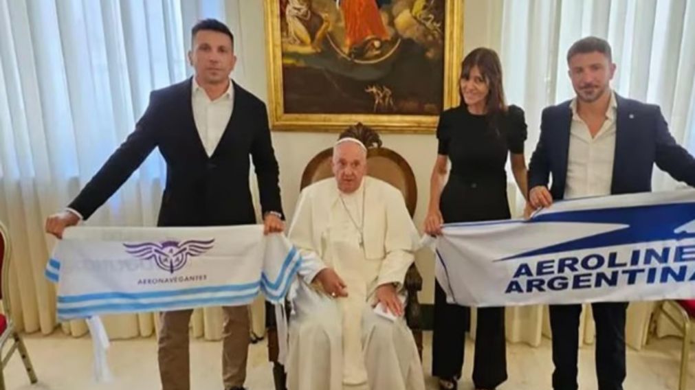 El papa Francisco, junto a Juan Pablo Brey, Verónica Espósito y Horacio Calculli, de Aeronavegantes.