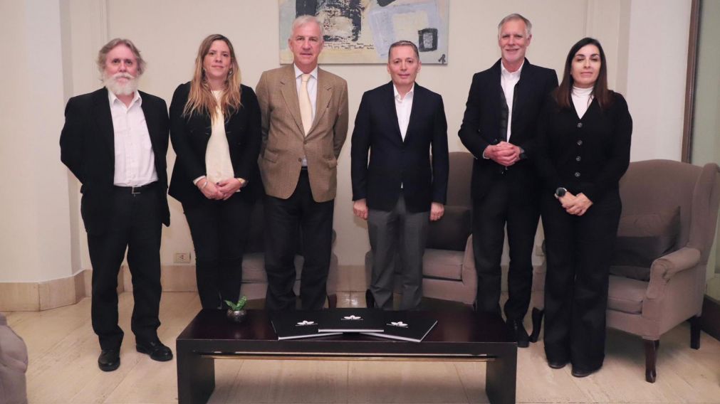 Fernando Gray junto al presidente de la Cámara Española de Comercio de la República Argentina e integrantes de su junta directiva.