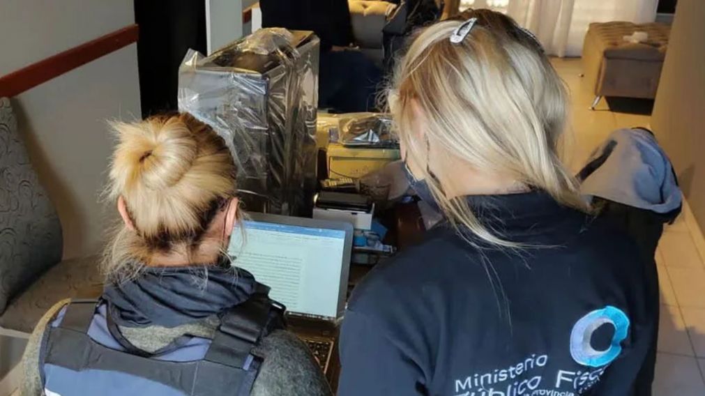 La policía trabajando en la investigación.