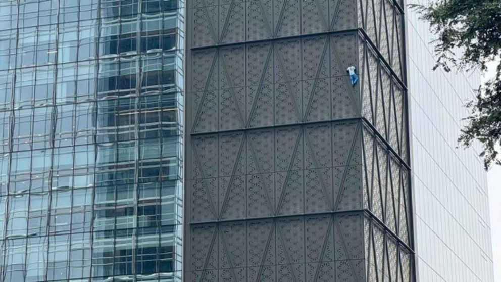 ¡VIDEOS! Así hombre araña trepó más de 30 pisos en Retiro y fue capturado por cuatro bomberos.