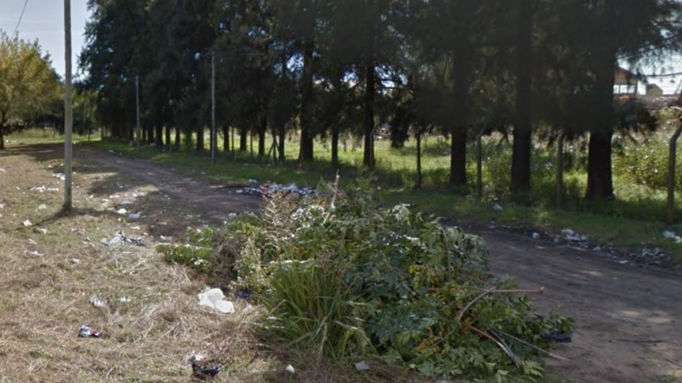 Acá, en este baldío, fue hallado el cadáver de la víctima.