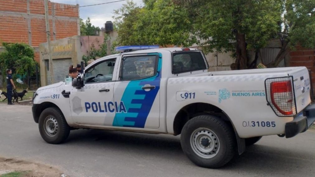 Los efectivos policiales tratan de averiguar el paradero de los asaltantes.
