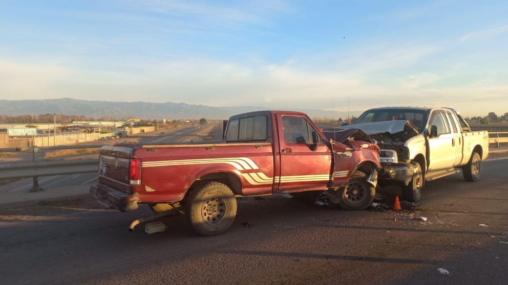 Dos camionetas chocaron de frente en el puente de carril Don Bosco que pasa por sobre ruta nacional 7 en la localidad Rodeo del Medio, en Maipú.