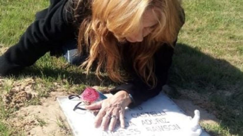 Jimena Aduriz en la tumba de su hija.