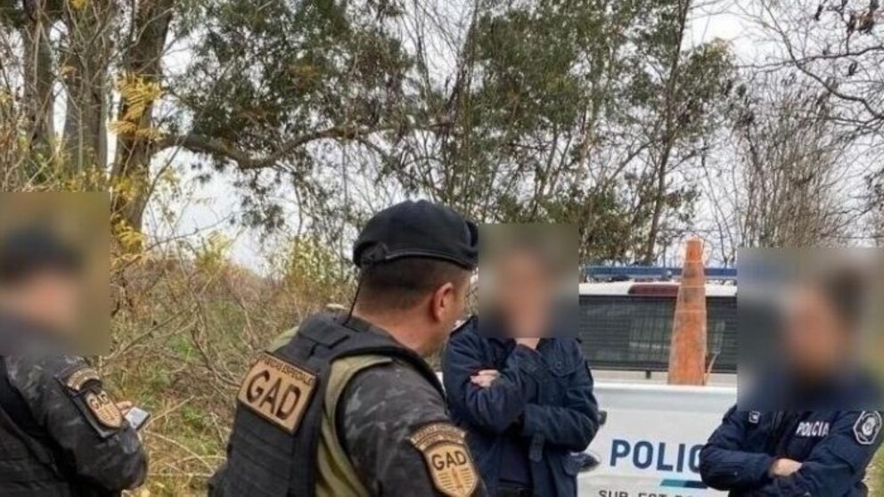 Los uniformados se apersonaron en el escenario de la tragedia. Cr�dito: La Raz�n de Chivilcoy.