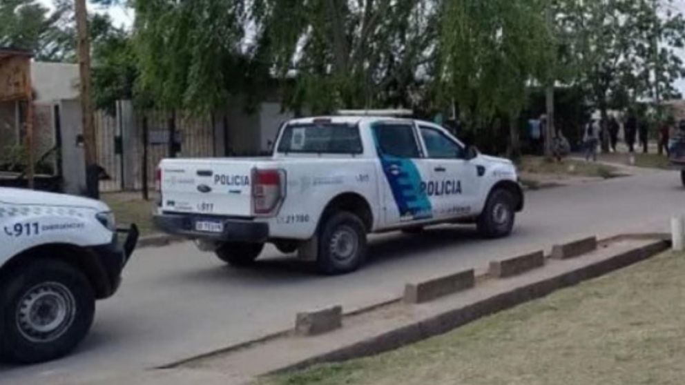 Los efectivos policiales realizan procedimientos para apresar a los autores del asesinato.