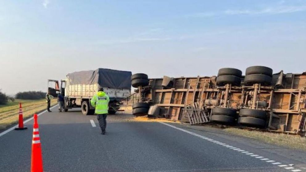 El chofer de un cami�n volc� el veh�culo tras conducir en estado de ebriedad.
