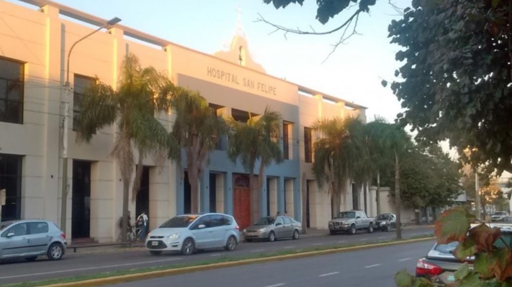 El individuo perdió la vida mientras era atendido en este hospital.