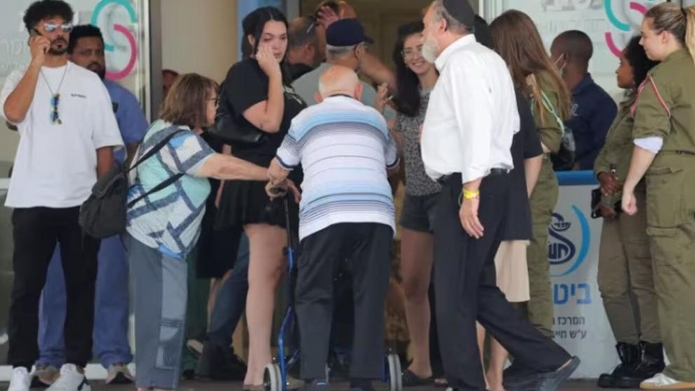 Los rehenes fueron llevado a un hospital local donde se encontraron con su familia (Twitter).
