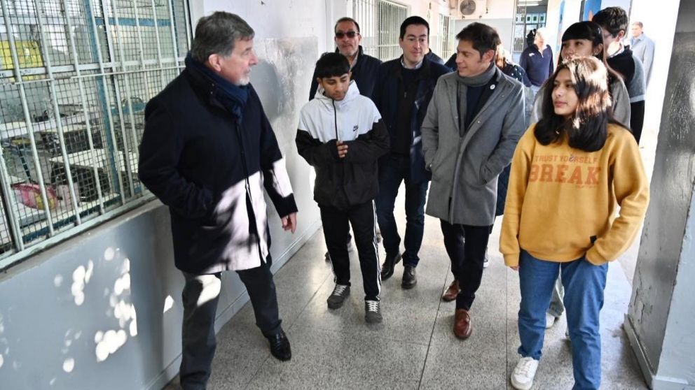 El gobernador Axel Kicillof y el ministro de Educación, Alberto Sileoni, durante la inauguración de una escuela (X/@AlbertoSileoni).