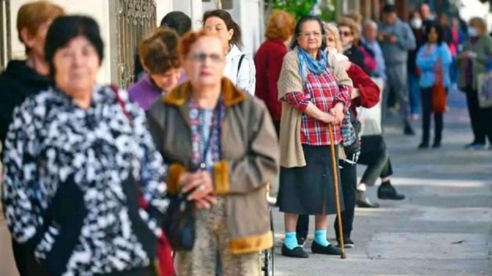 Los jubilados siguen haciendo cálculos sobre sus futuros haberes si se aprueba el proyecto (Imagen ilustrativa).