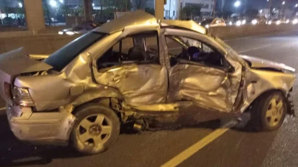 Así quedó uno de los tres vehículos involucrados en el choque (Twitter).