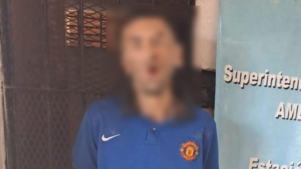 Este es uno de los marginales que fue arrestado por los funcionarios policiales.