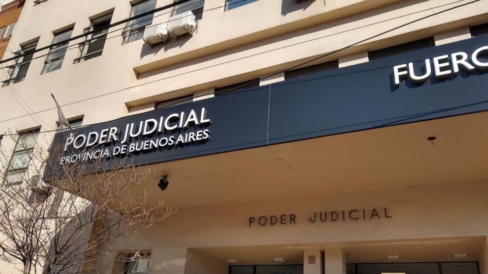 Los funcionarios judiciales se ocupan de investigar el extraño episodio.