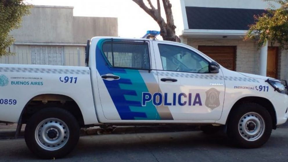 La policía busca a los delincuentes que escaparon en la camioneta.
