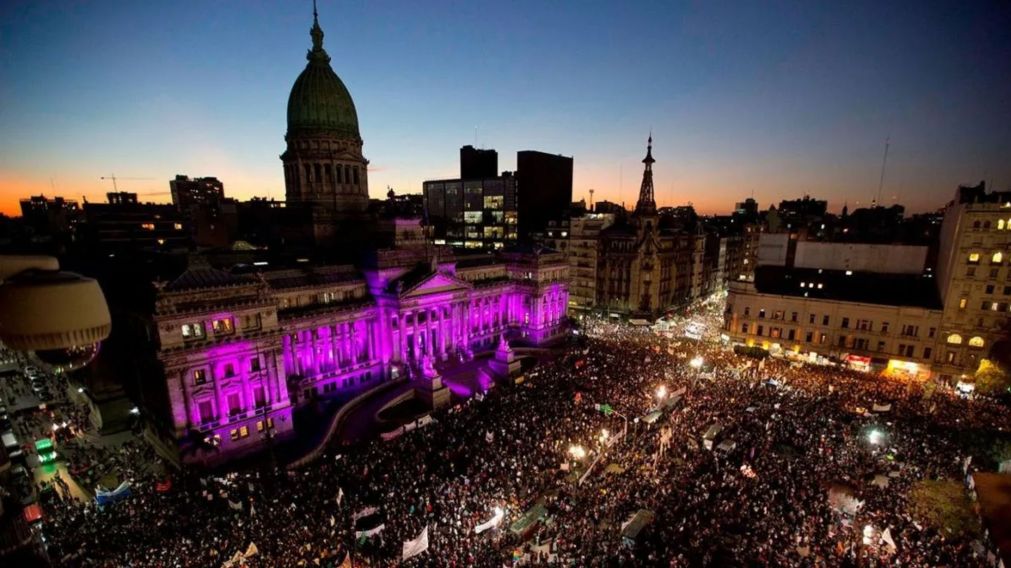 Las organizaciones que luchan contra la violencia de género repudian la decisión del Gobierno.