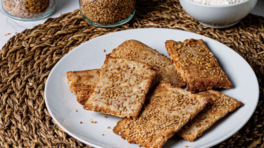 Galletitas tipo "crackers" saludables, una receta ideal para acompañar los mates.