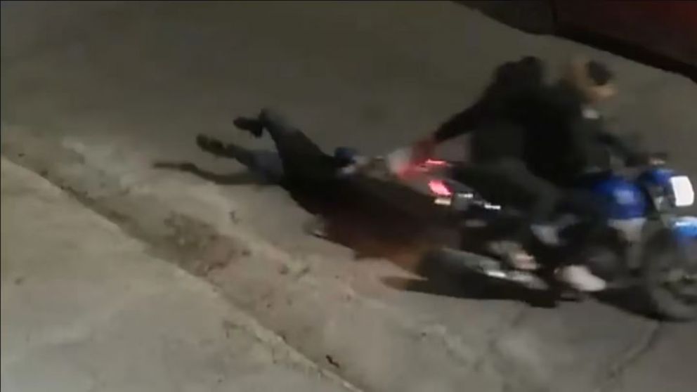 Unos motochorros atacaron brutalmente a una joven para robarle la mochila (Imagen captura vídeo).