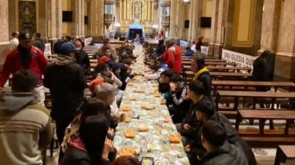 La Catedral Metropolitana abri� sus puertas para una olla popular.
