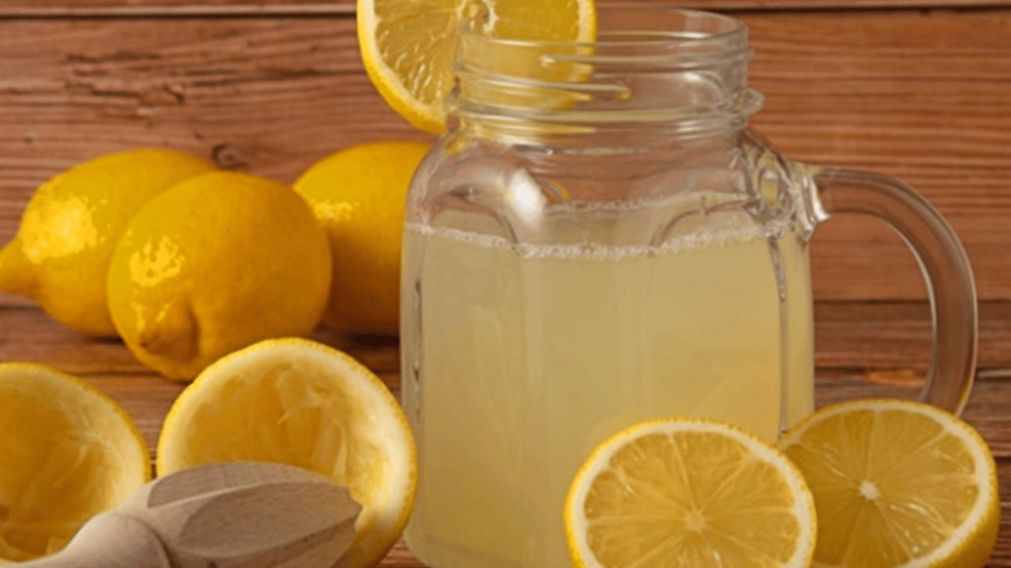 El jugo de limón trae múltiples beneficios para las personas.