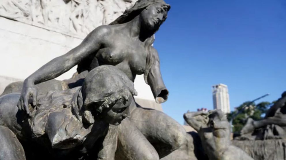 Una de las esculturas del Monumento a los Espa�oles vandalizada.