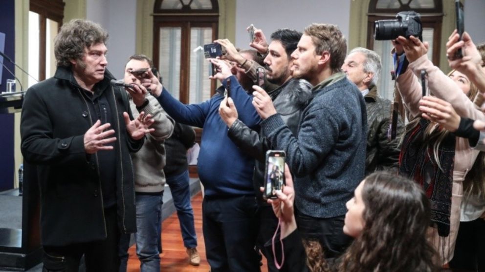 Ante consultas de los acreditados, Milei respaldó a la ministra de Capital Humano, Sandra Pettovello.