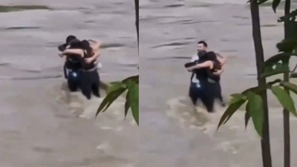 El impactante abrazo final de tres amigos antes de ser arrastrados por las inundaciones en Italia (Imagen captura vídeo).