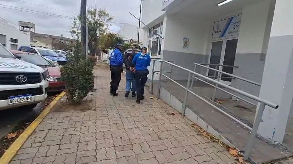 Apu�al� a un ciclista por una discusi�n de tr�nsito y lo llev� al hospital